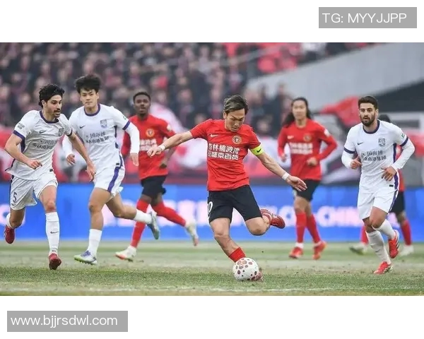 中超赛季中段换帅潮涌现 多队调整战术风格力图突破困境