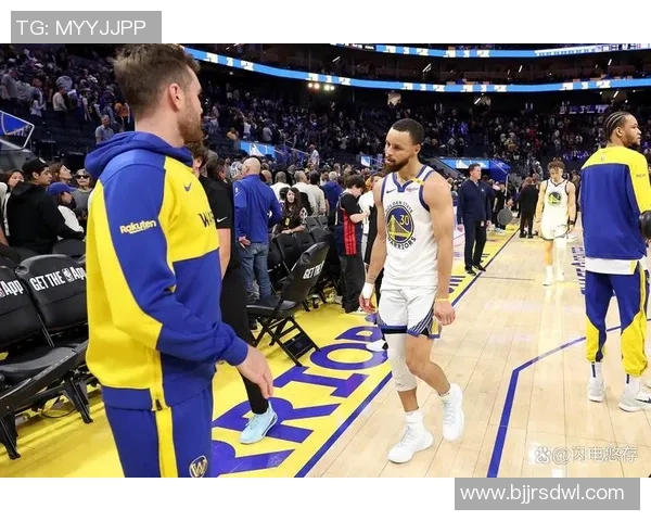 库里这一行为引发球迷热议争论现场反应不一